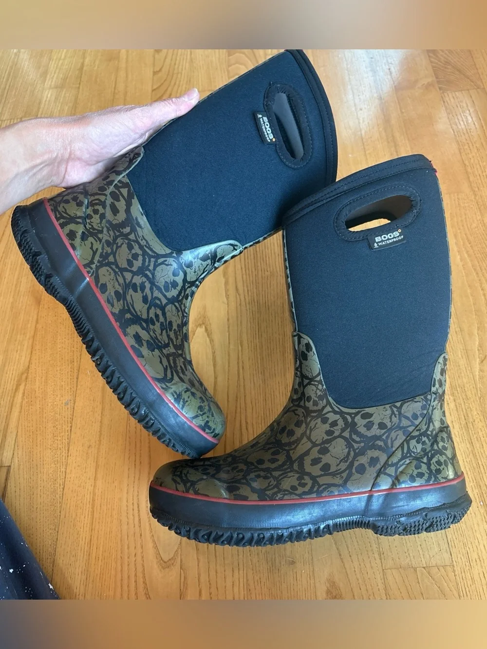 Bogs Snow Boots Classic Skulls Black Neoprene Big Kid Youth Boys Size 5 38 EU